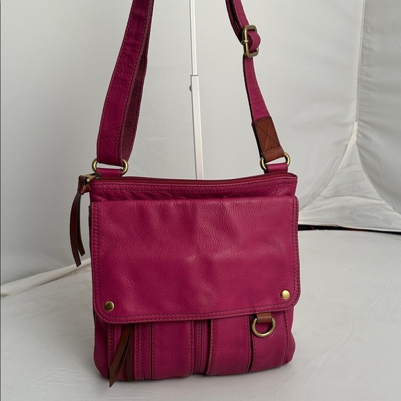 Fossil Morgan Traveler fuchsia leather adjustable crossbody bag - Picture 1 of 15